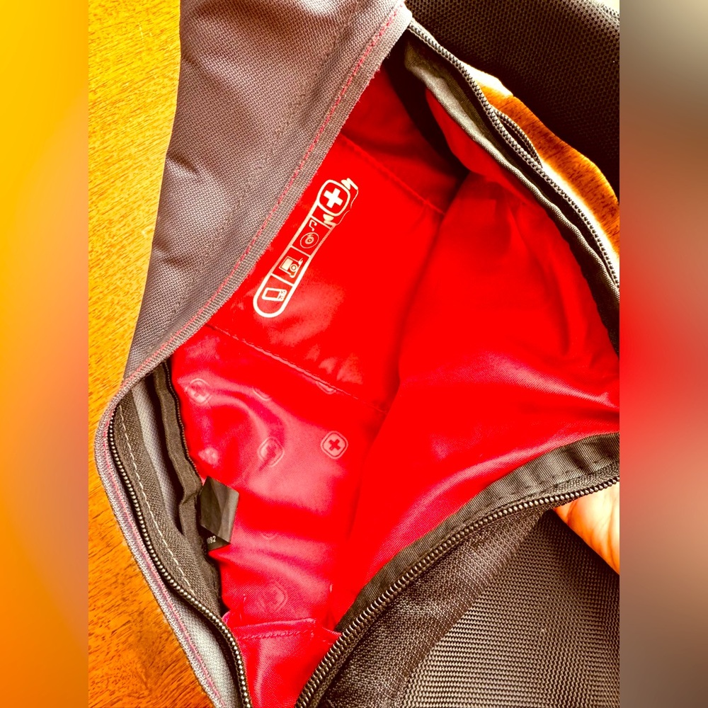 🚨VINTAGE SWISSGEAR TECH SLING BAG/ 10 liter/ black - Picture 3 of 8